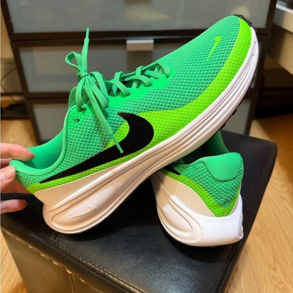 Nike Green and Black Athletic Shoes - Picture 1 of 9